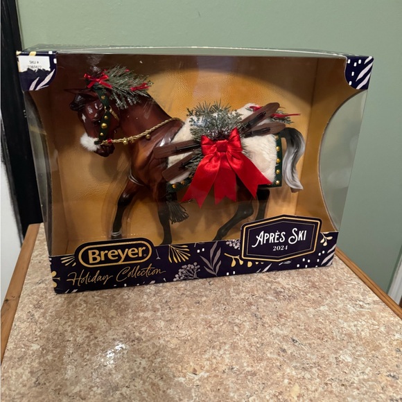 Breyer Holiday Decor Brown and Red Collection - Picture 1 of 6